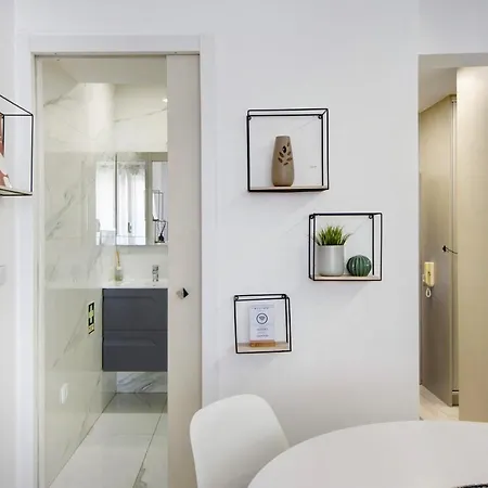 Minimalist Studio Centre *