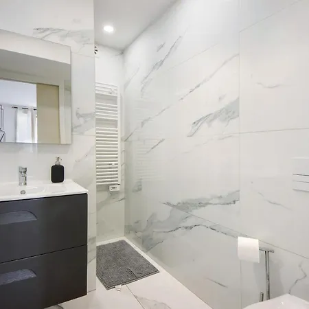 Minimalist Studio Centre *