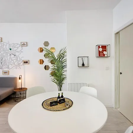 Minimalist Studio Centre Apartment